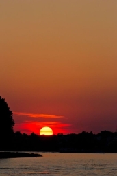 Sonnenuntergang mit Blick über den Rhein . . .  Fotografiert von Köln - Porz aus.