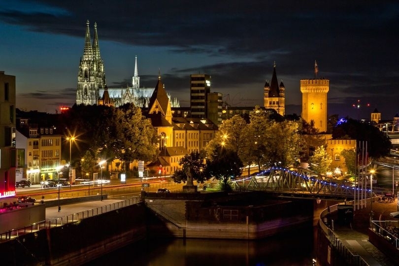 Kölner Dom mit Rheinauhafen während der Dämmerung